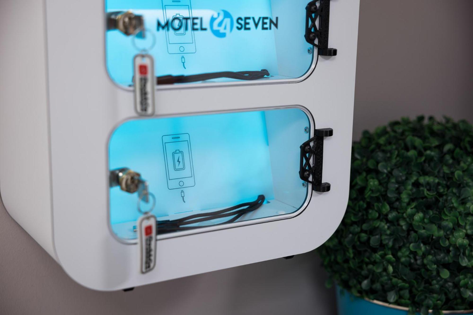 Motel24Seven Брук ан дер Мур Екстериор снимка